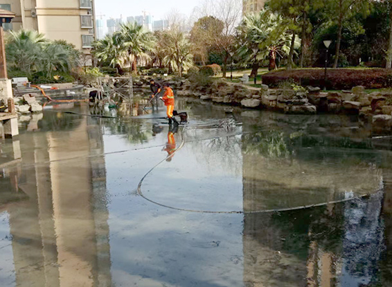 新抚景观池淤泥清理