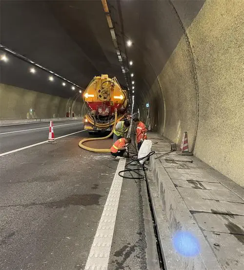 新抚隧道排水渠清淤